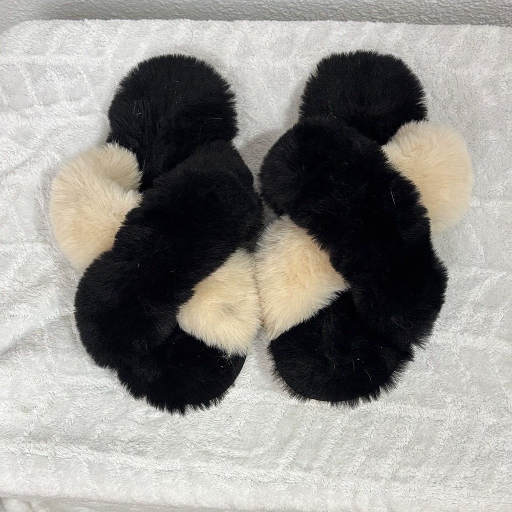 Shiraleah Black and Cream Faux Fur Slide Sandals. Sz L-XL